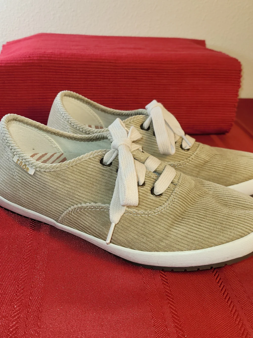 Taos Guest Star Women 7.5 Tan Beige Corduroy Low Top Lace Up Comfort Sneakers